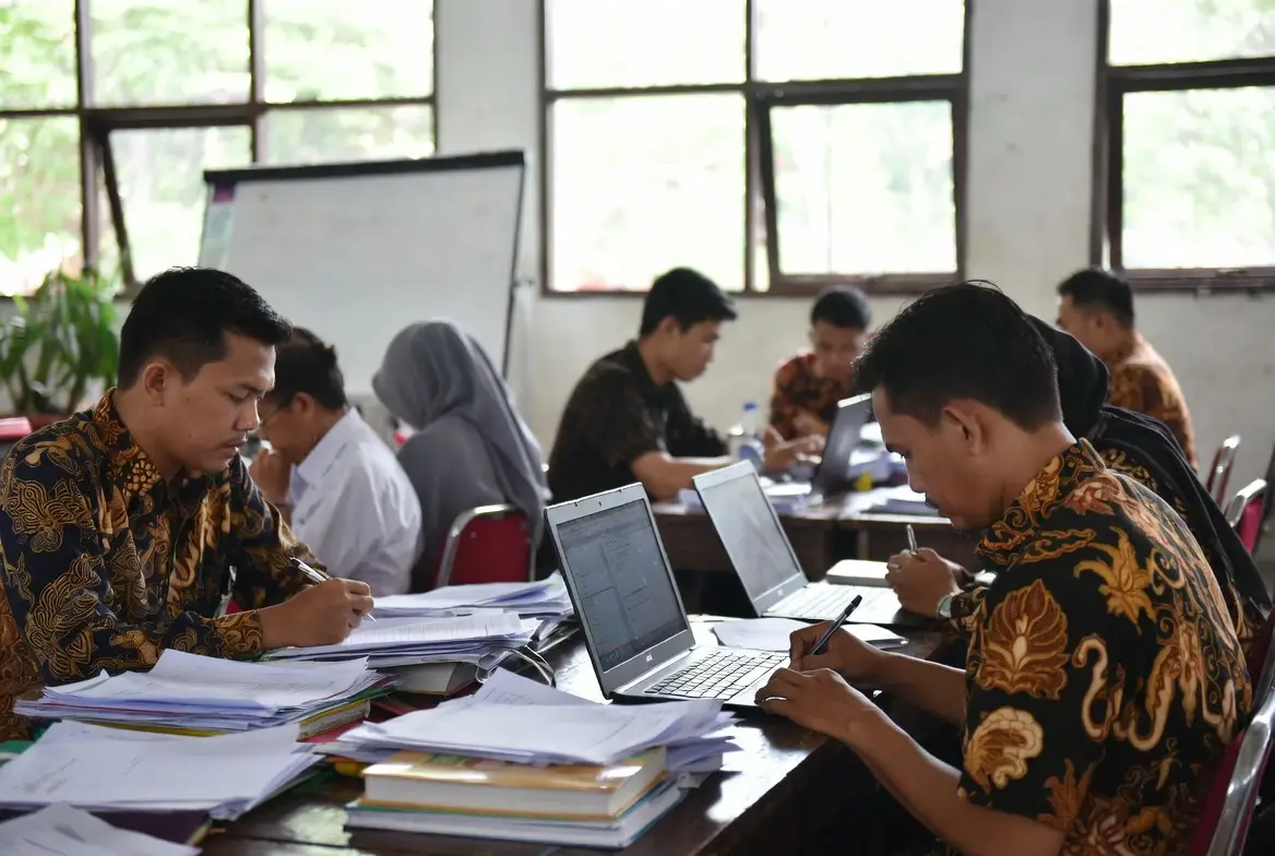 Ketika Guru Lebih Sibuk Mengisi Aplikasi Daripada Mengisi Hati Siswa